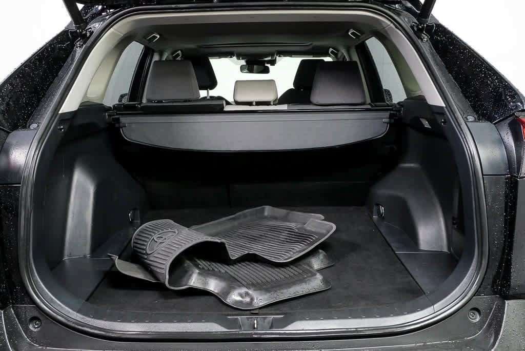 Used 2021 Toyota RAV4 XLE w/ Convenience Package image 28