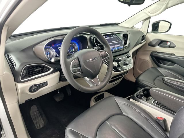 Used 2024 Chrysler Pacifica Touring-L image 19