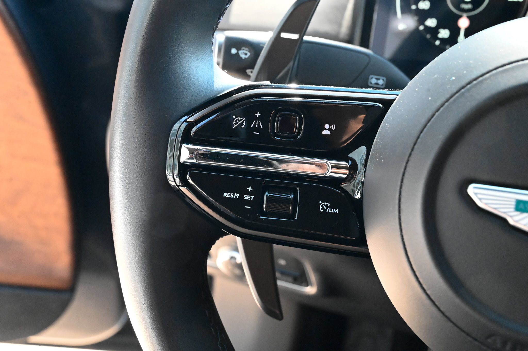 Used 2024 Aston Martin DB12 Coupe RWD image 17