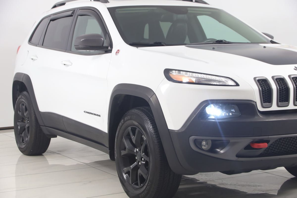 Used 2017 Jeep Cherokee Trailhawk AWD/4WD image 34