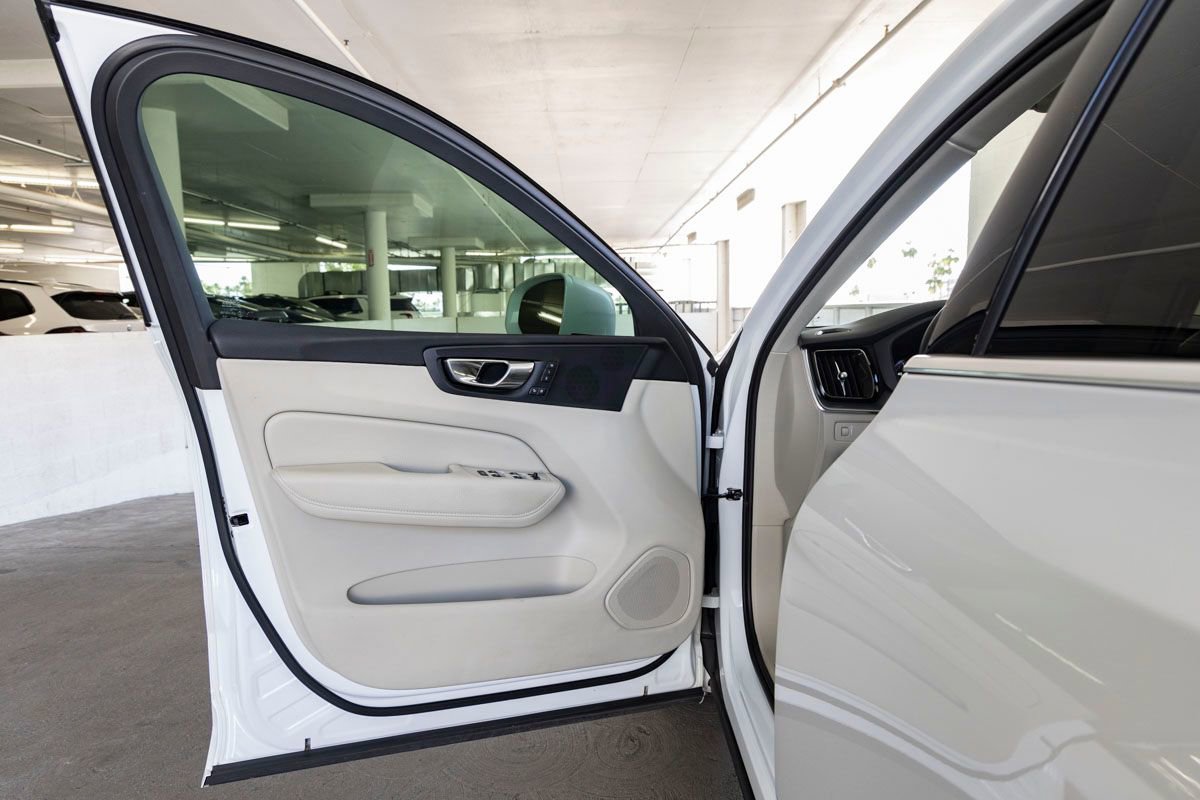 Used 2018 Volvo XC60 T5 Momentum w/ Vision Package image 13