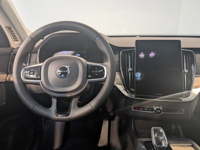 Used 2025 Volvo XC90 B6 Plus image 16