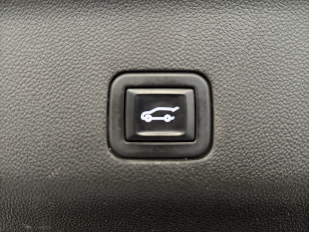 Used 2023 GMC Yukon SLT image 23