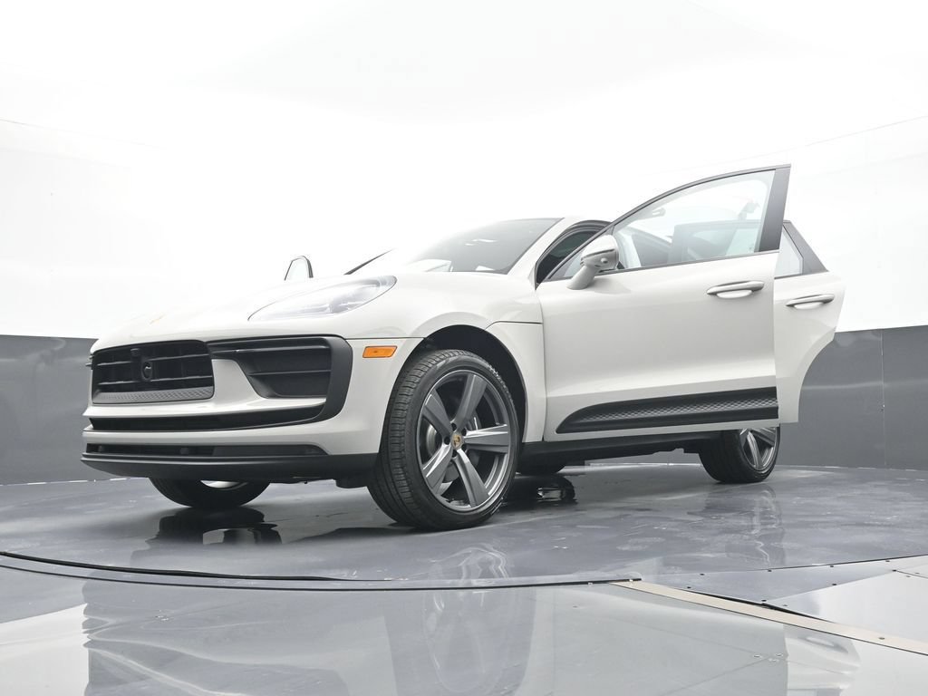 Certified 2026 Porsche Macan AWD/4WD image 31