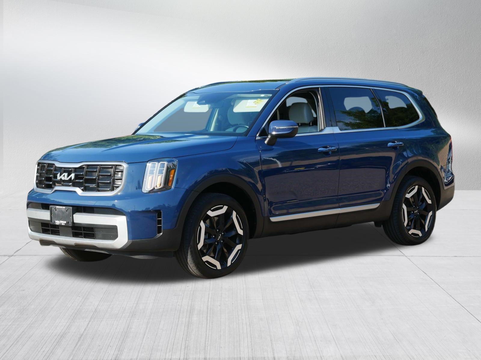 Certified 2024 Kia Telluride S w/ S Sunroof Package AWD/4WD image 3