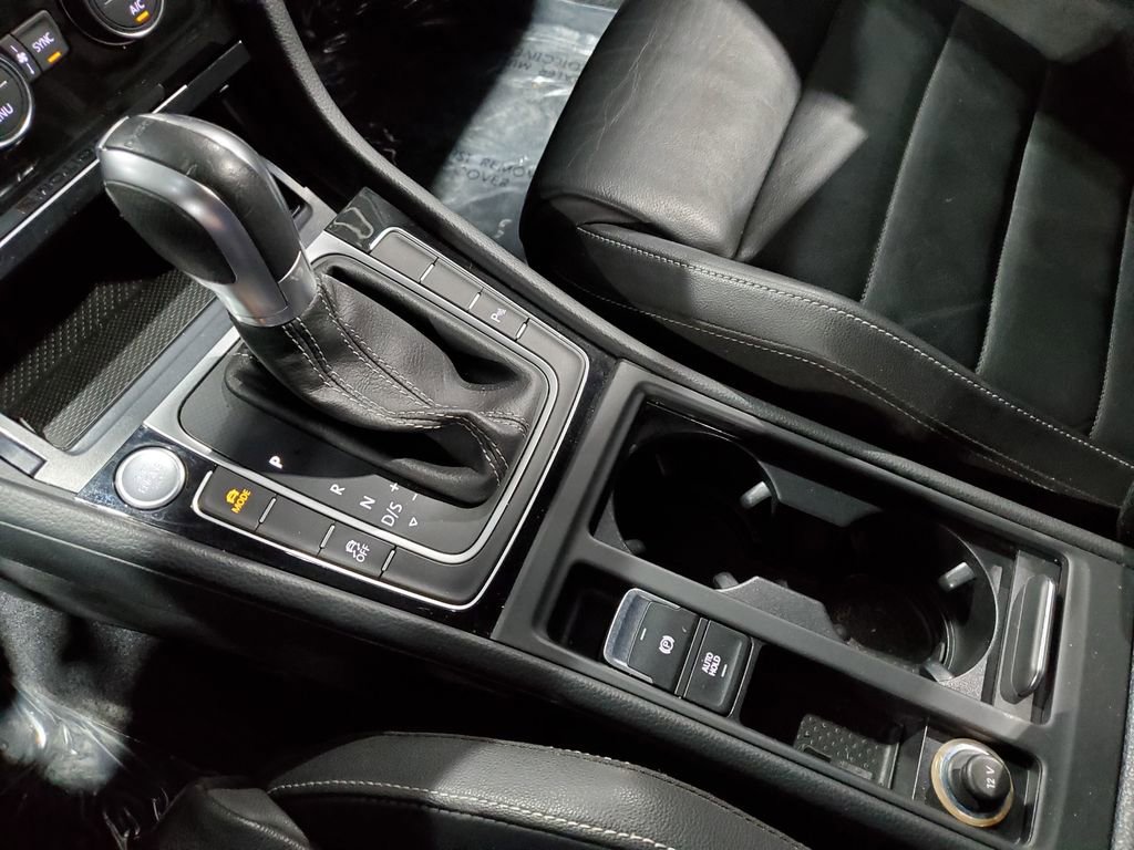 Used 2017 Volkswagen Golf R 4-Door image 32