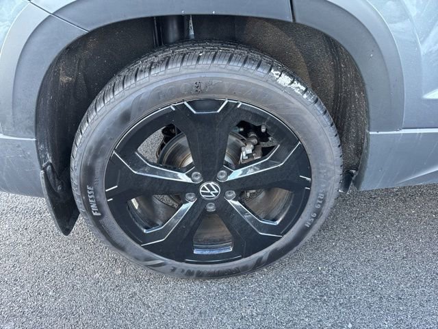 Certified 2025 Volkswagen Taos SEL w/ Black Wheel Plus Package image 31