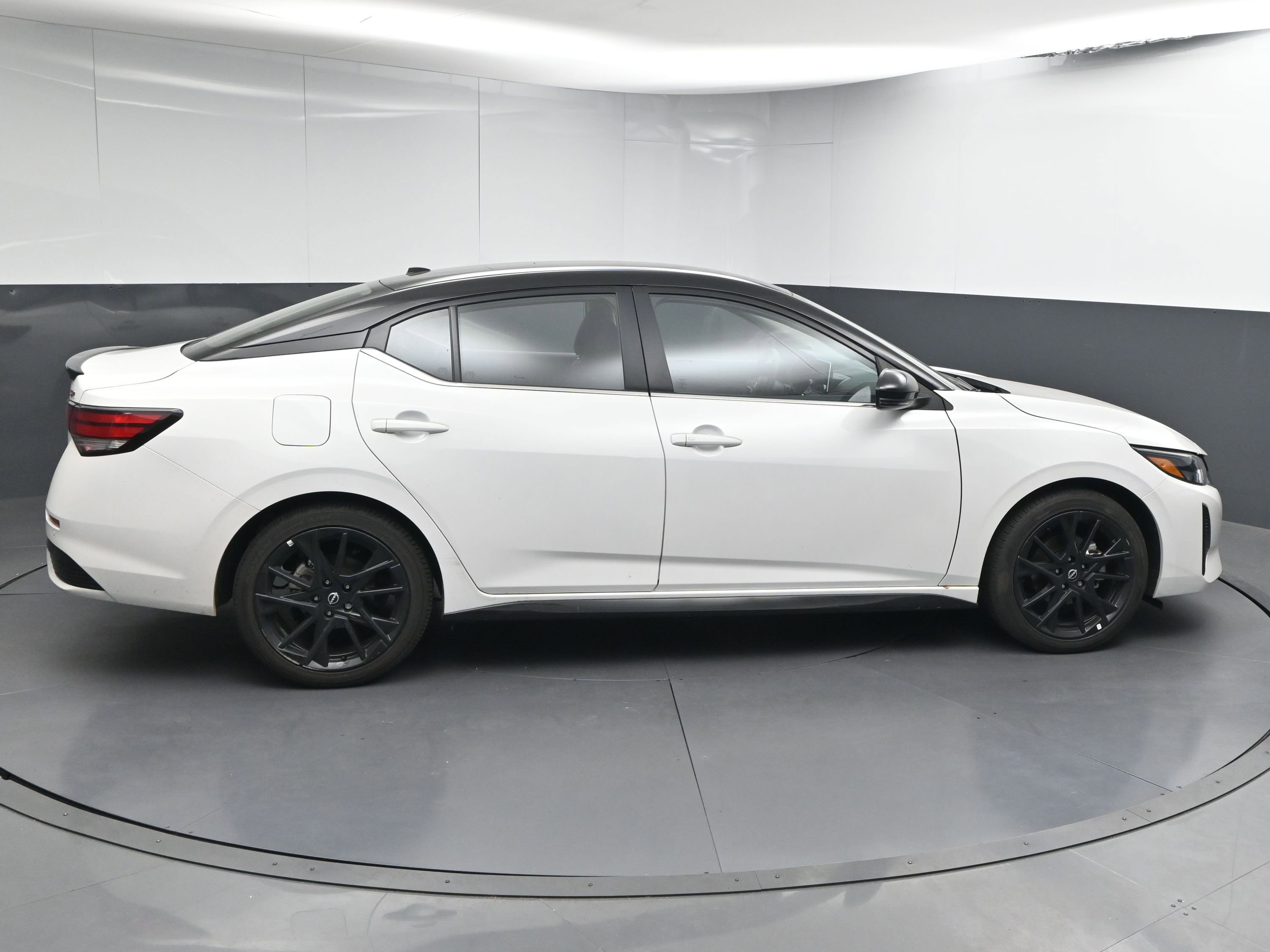 Certified 2025 Nissan Sentra SR w/ Midnight Edition image 9