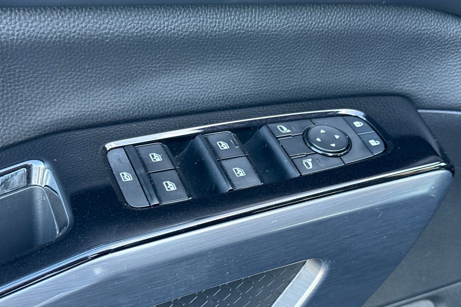 Used 2022 Nissan Pathfinder SL w/ SL Black Package image 12