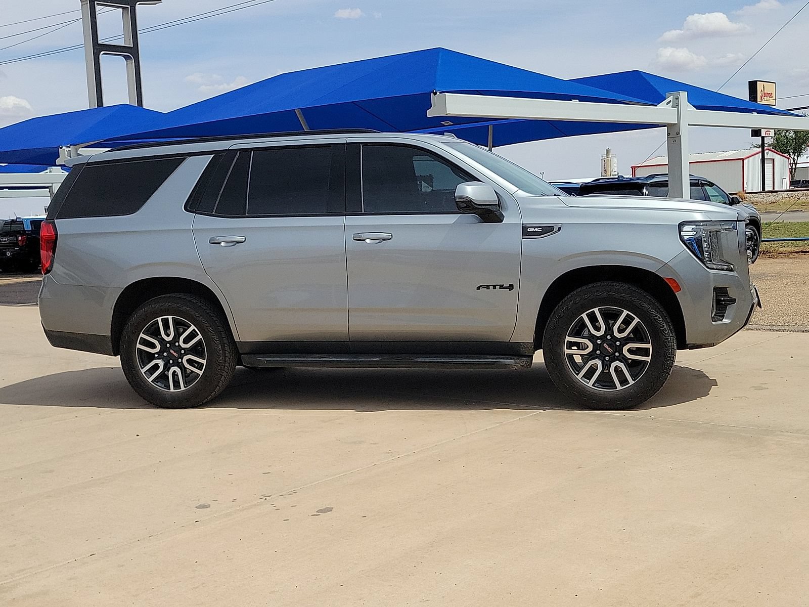 Used 2024 GMC Yukon AT4 w/ Technology Package AWD/4WD image 7