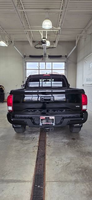 Used 2017 Toyota Tacoma TRD Sport image 4