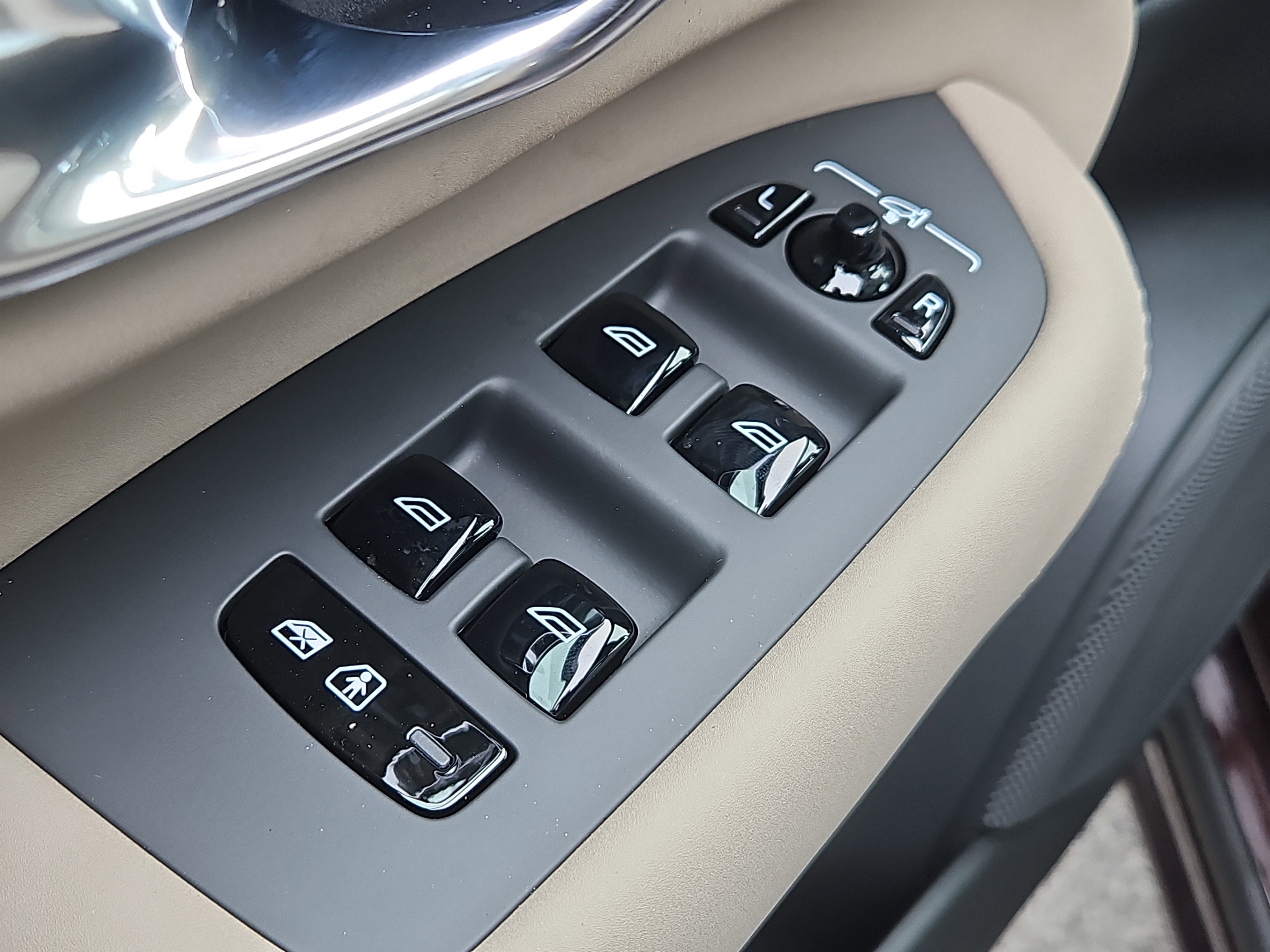 New 2026 Volvo XC90 B6 Plus w/ Protection Package Premier image 17