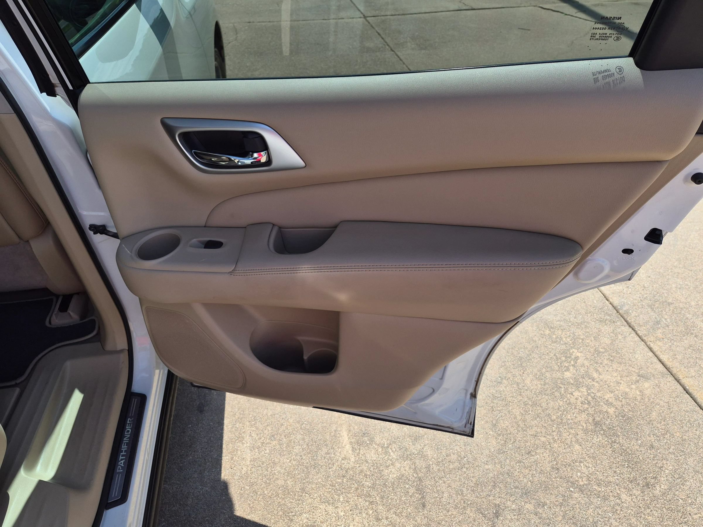 Used 2014 Nissan Pathfinder Platinum w/ Platinum Premium Package FWD image 5