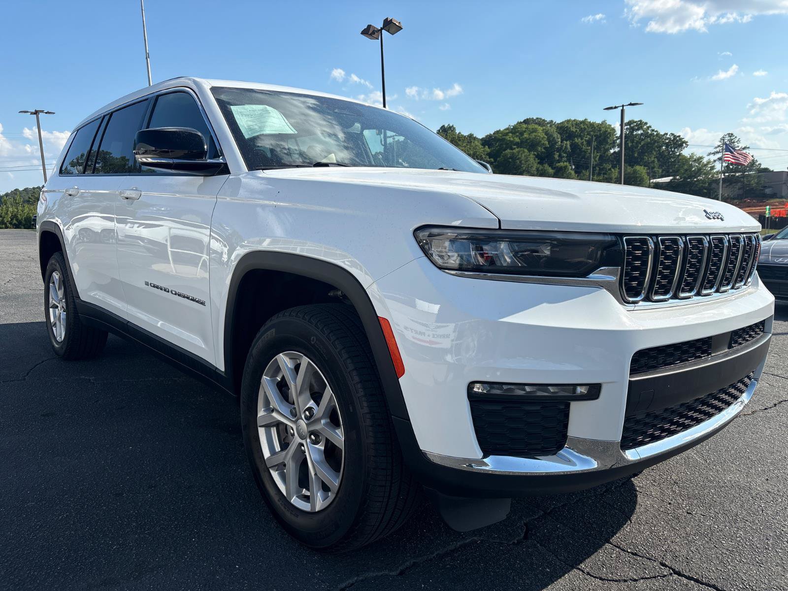 Used 2023 Jeep Grand Cherokee L Limited AWD/4WD image 3