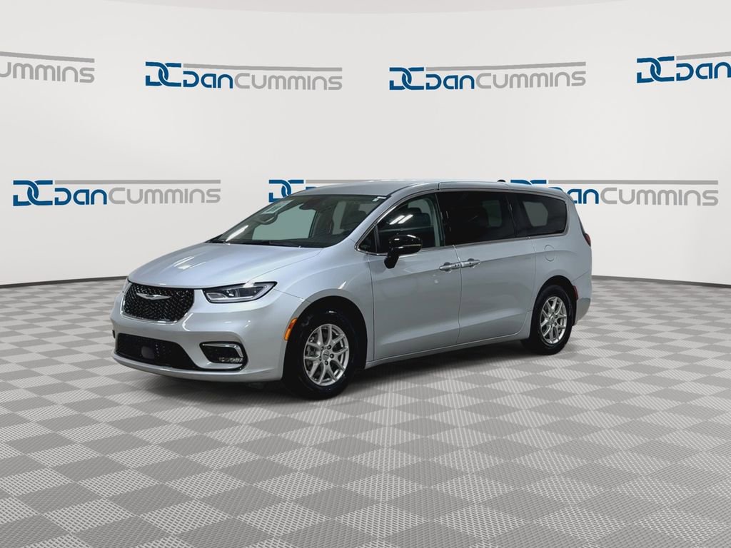 Used 2024 Chrysler Pacifica Touring-L image 5