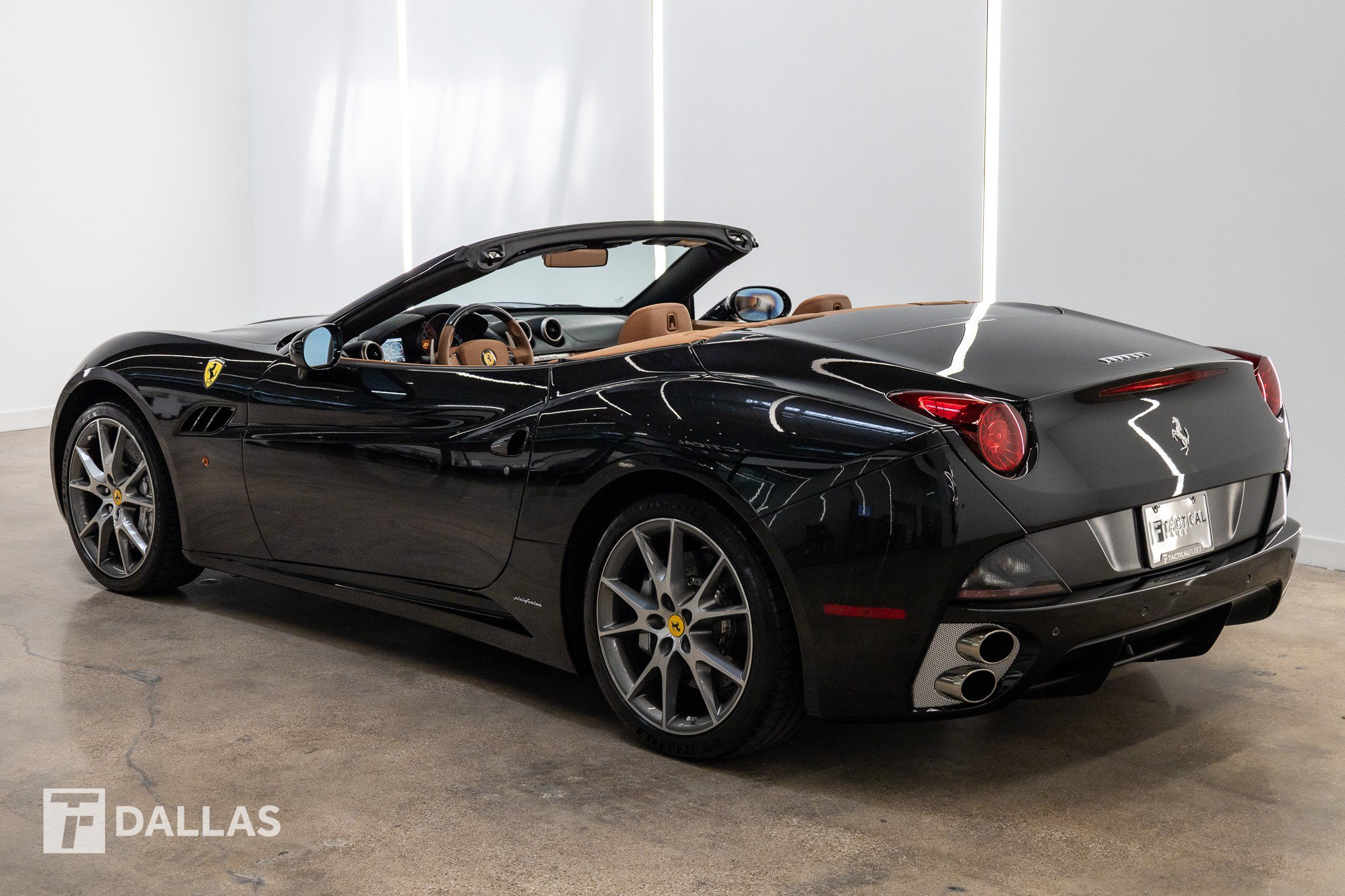 Used 2011 Ferrari California RWD image 8