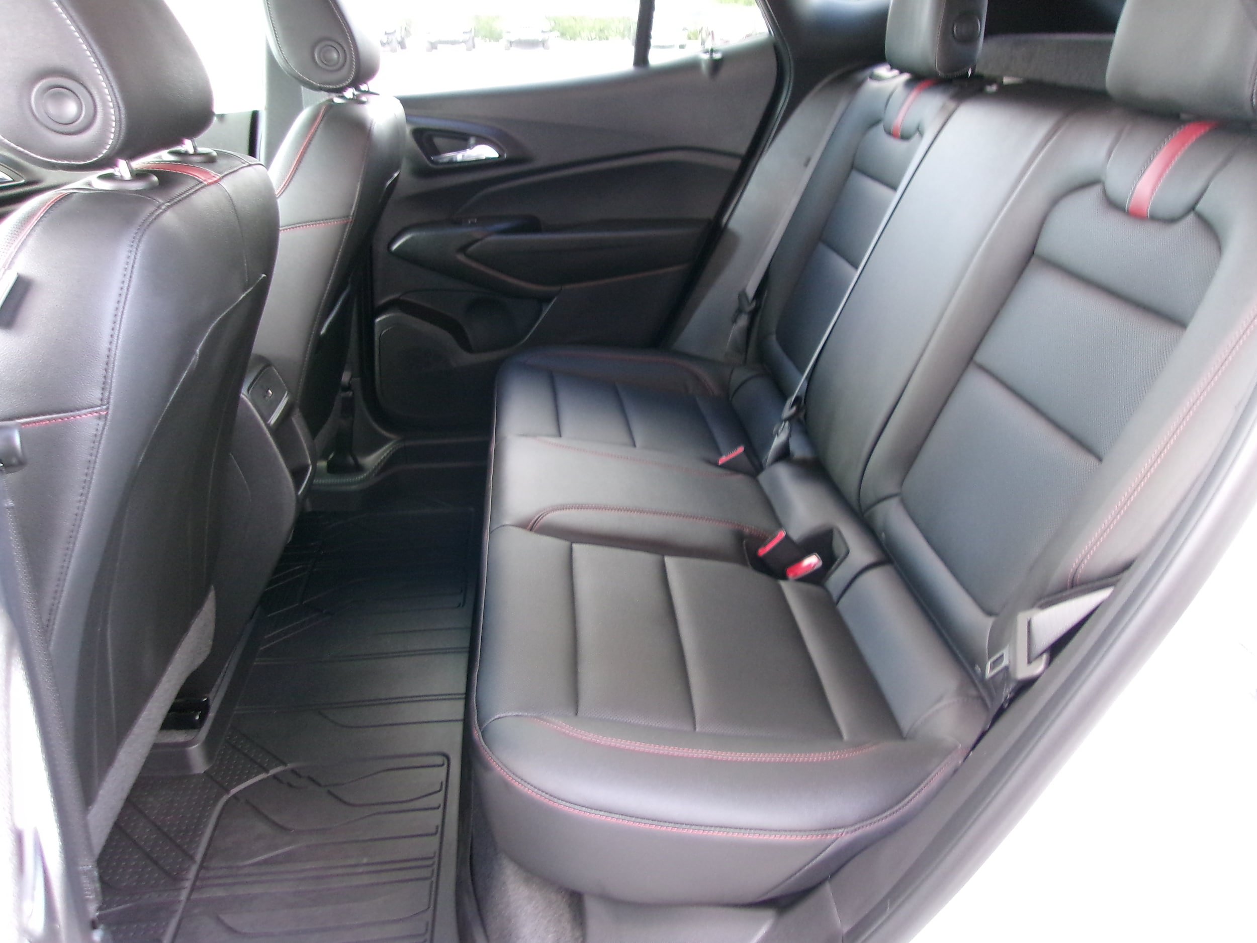 Used 2025 Chevrolet Trax RS FWD image 18