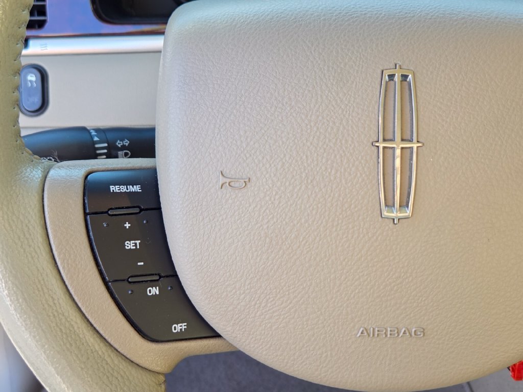 Used 2006 Lincoln Town Car Signature RWD image 24