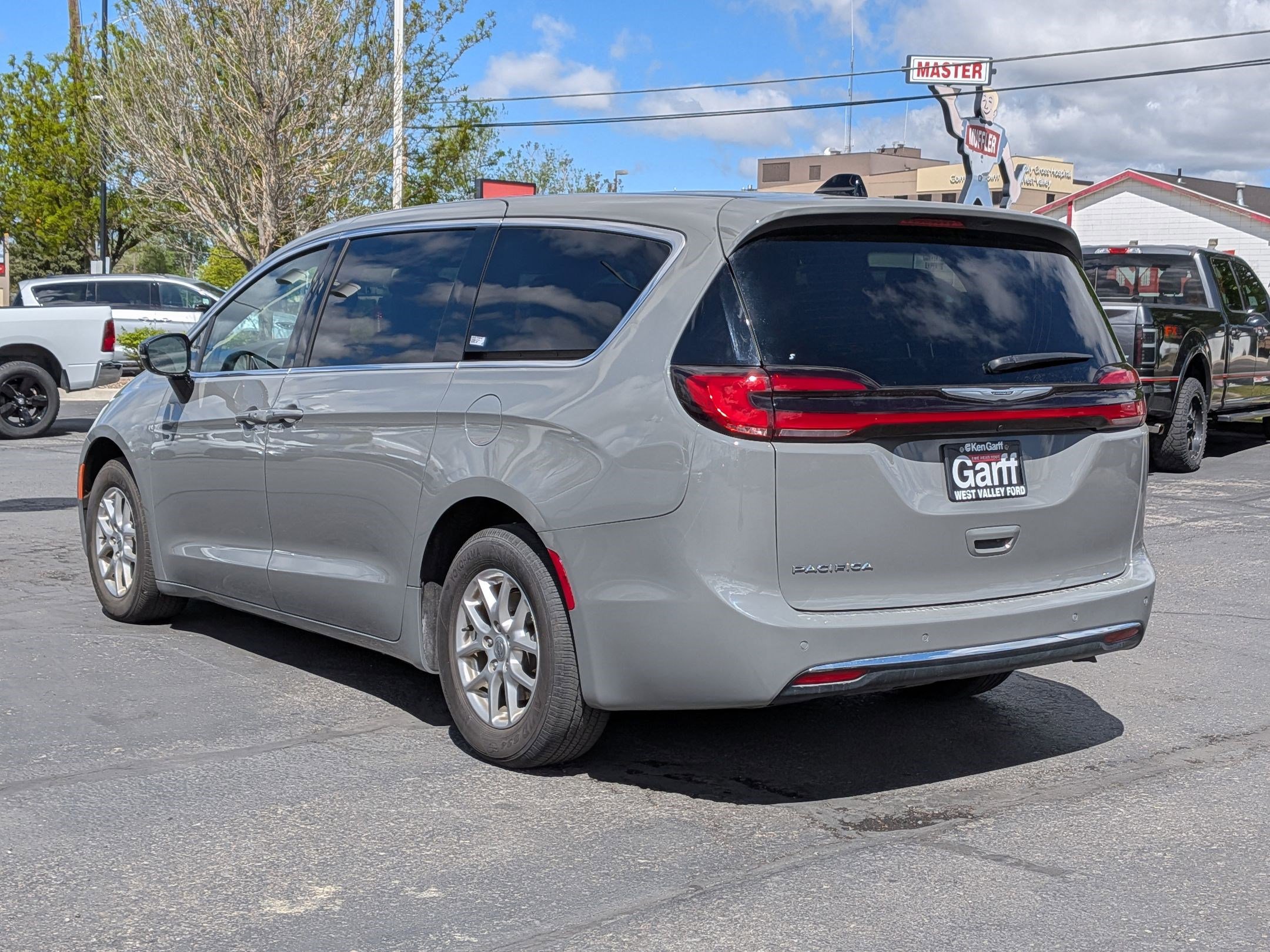 Used 2025 Chrysler Pacifica Select image 8