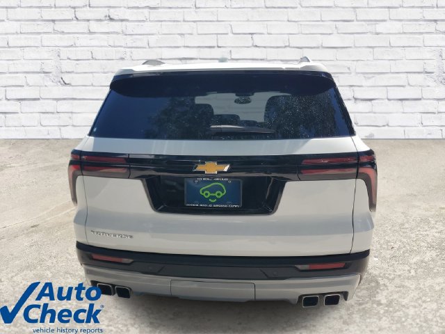 Used 2025 Chevrolet Traverse LT FWD image 3