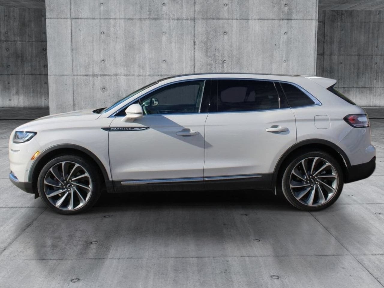 Used 2022 Lincoln Nautilus Reserve w/ Equipment Group 202A AWD/4WD image 2