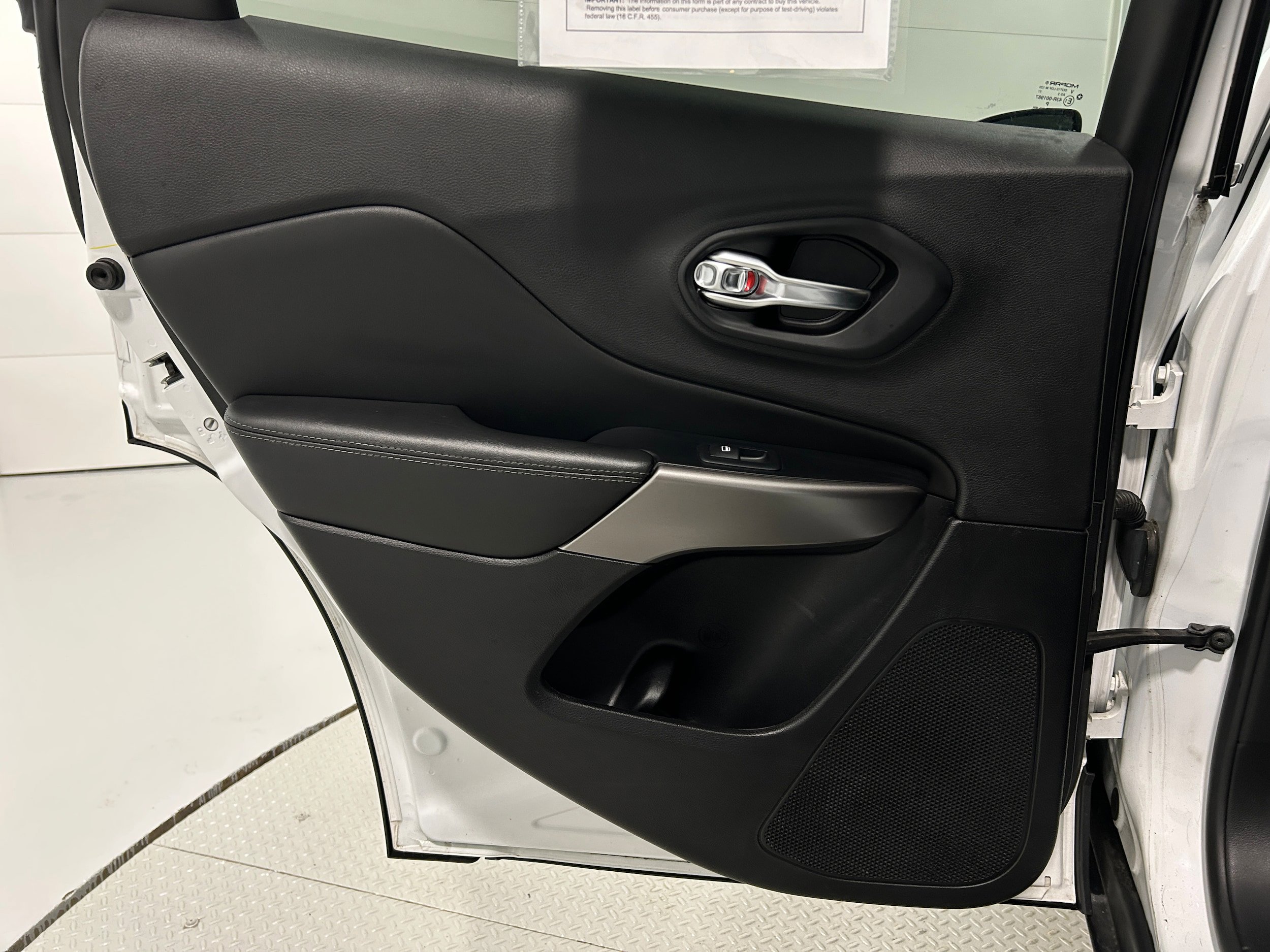 Used 2019 Jeep Cherokee Limited AWD/4WD image 29