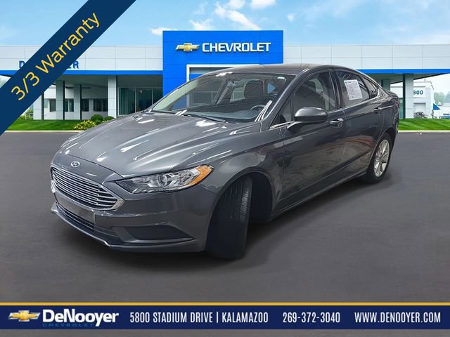 Used 2017 Ford Fusion SE image 1