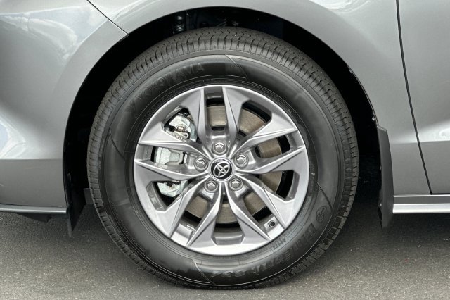 Certified 2026 Toyota Sienna XLE FWD image 32