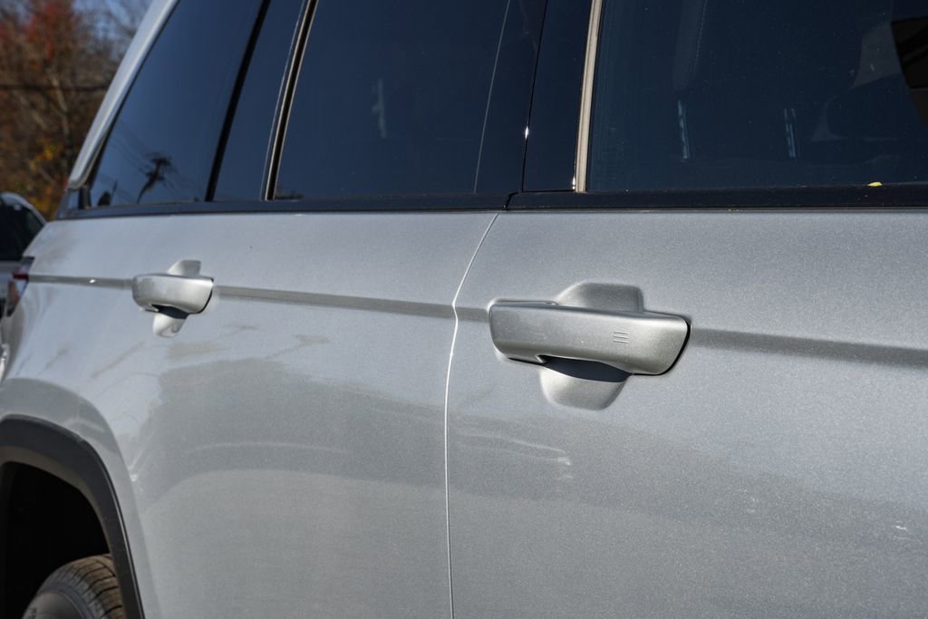 New 2025 Jeep Grand Cherokee Laredo X w/ Luxury Tech Group I image 15