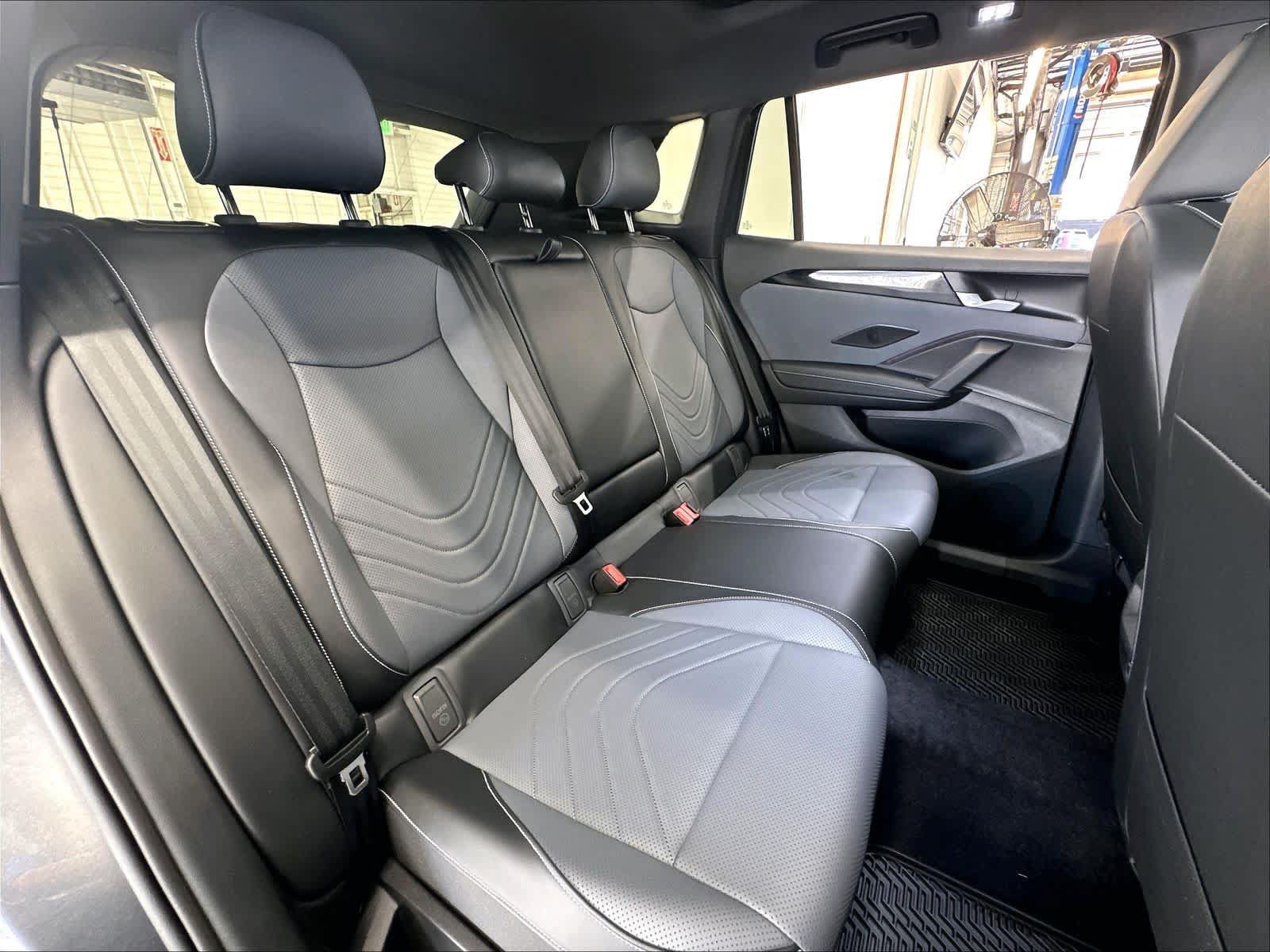 New 2026 Volkswagen Tiguan SE R-Line FWD image 10