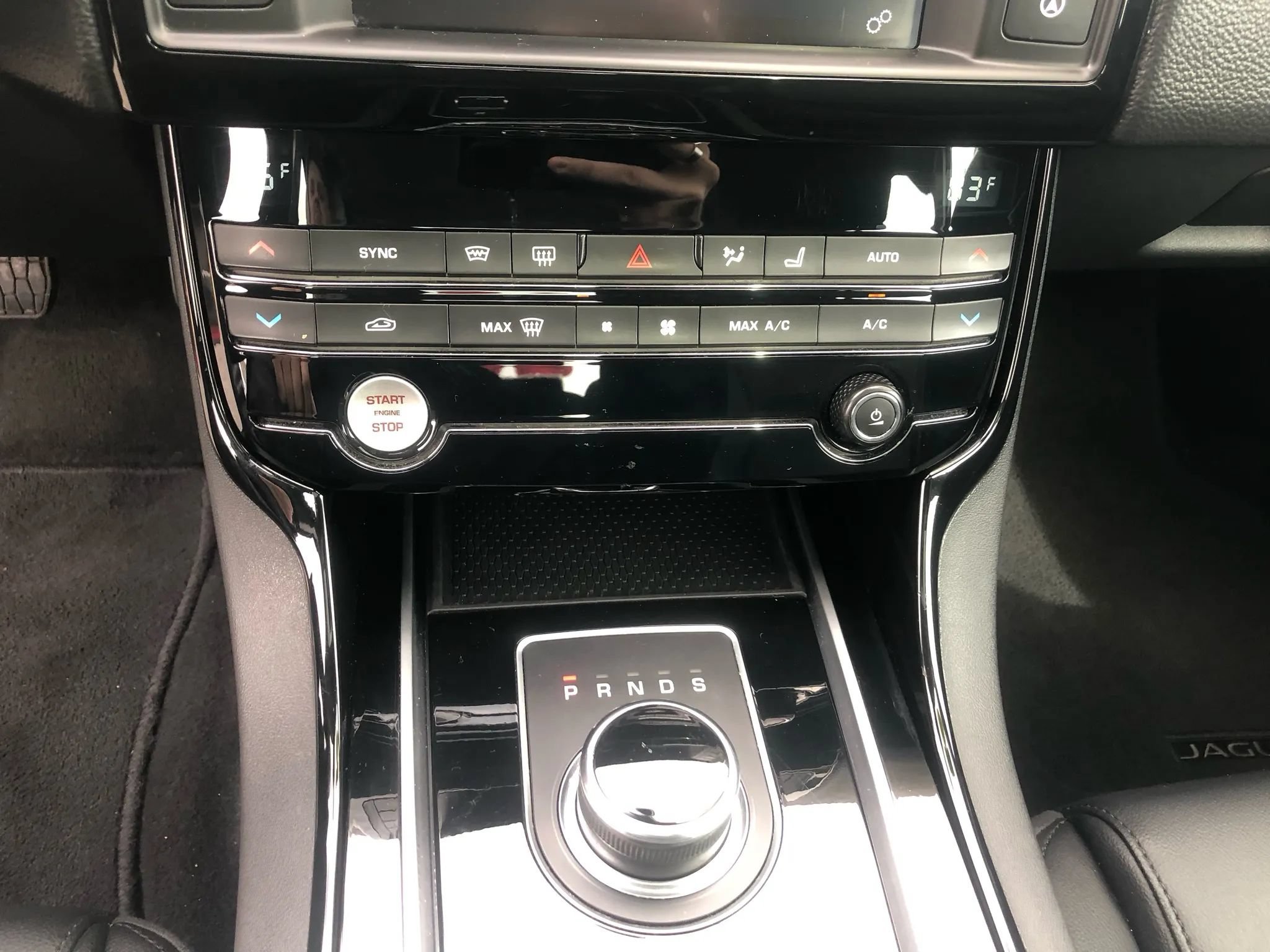 Used 2018 Jaguar XE Premium RWD image 15