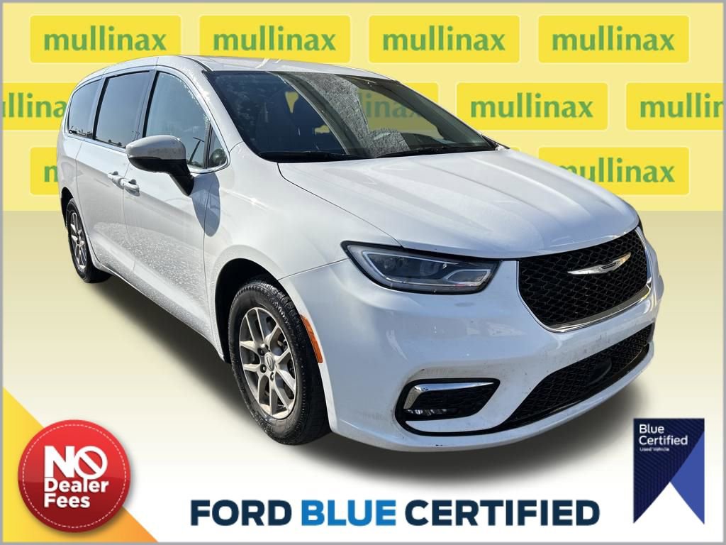 Used 2023 Chrysler Pacifica Touring-L image 1