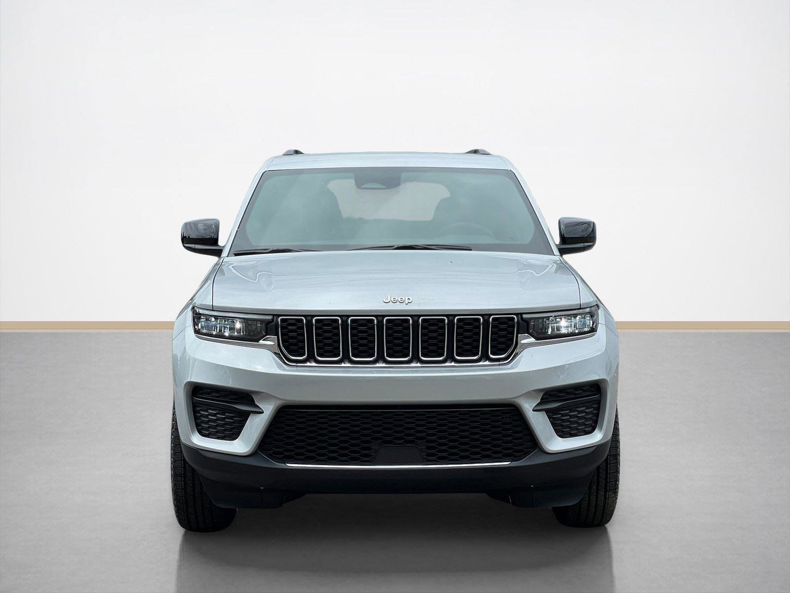 Used 2025 Jeep Grand Cherokee Laredo AWD/4WD image 2