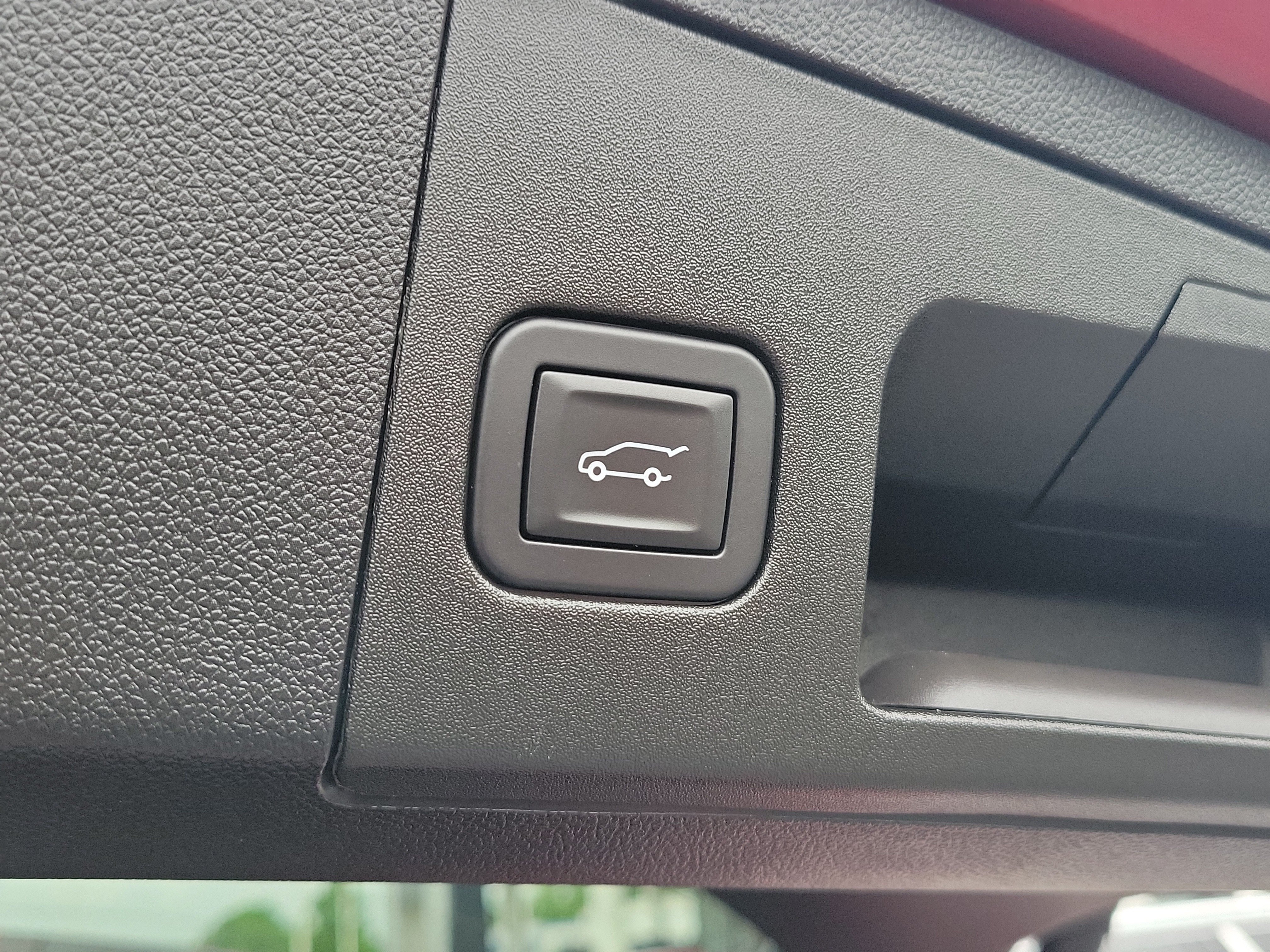 Used 2025 Cadillac XT4 Premium Luxury w/ Cold Weather Package AWD/4WD image 10