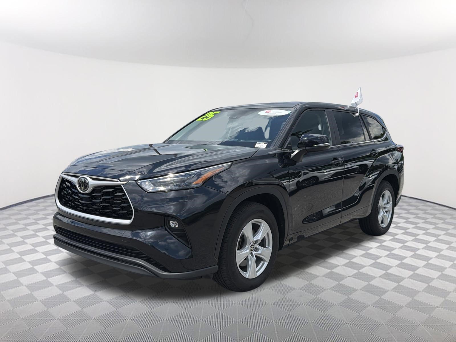 Certified 2025 Toyota Highlander LE FWD image 3