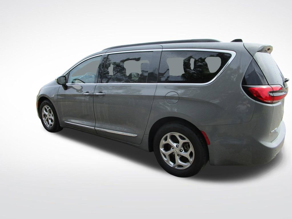 Used 2023 Chrysler Pacifica Limited FWD image 4