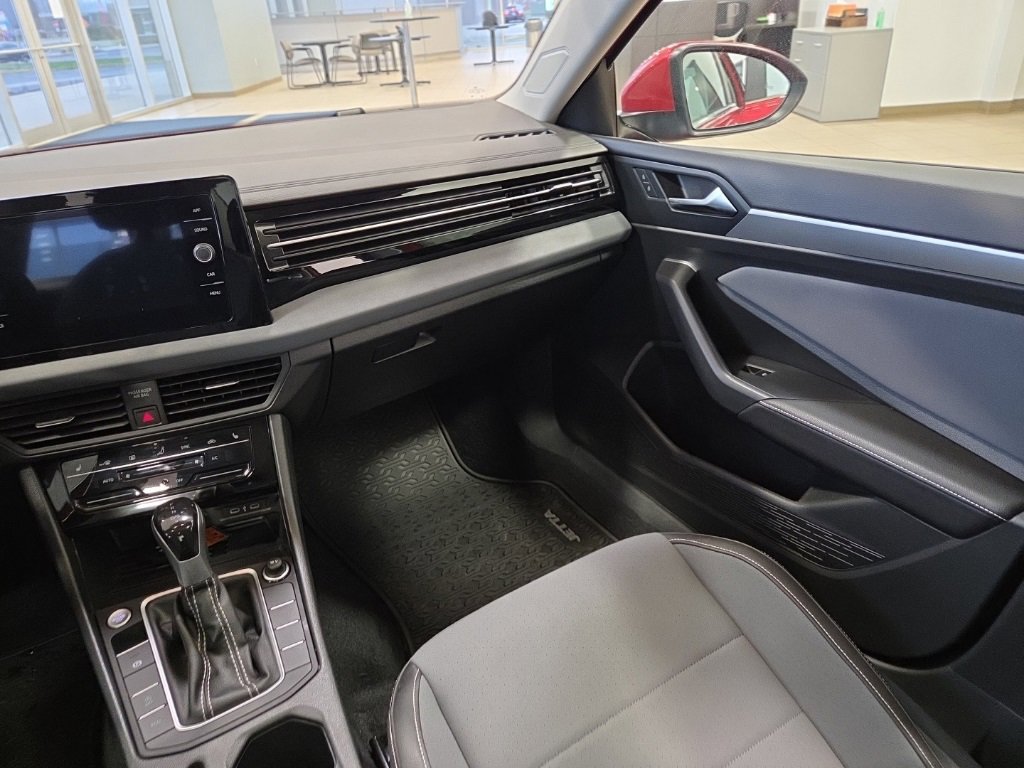 Used 2025 Volkswagen Jetta SE w/ Sunroof Package image 17