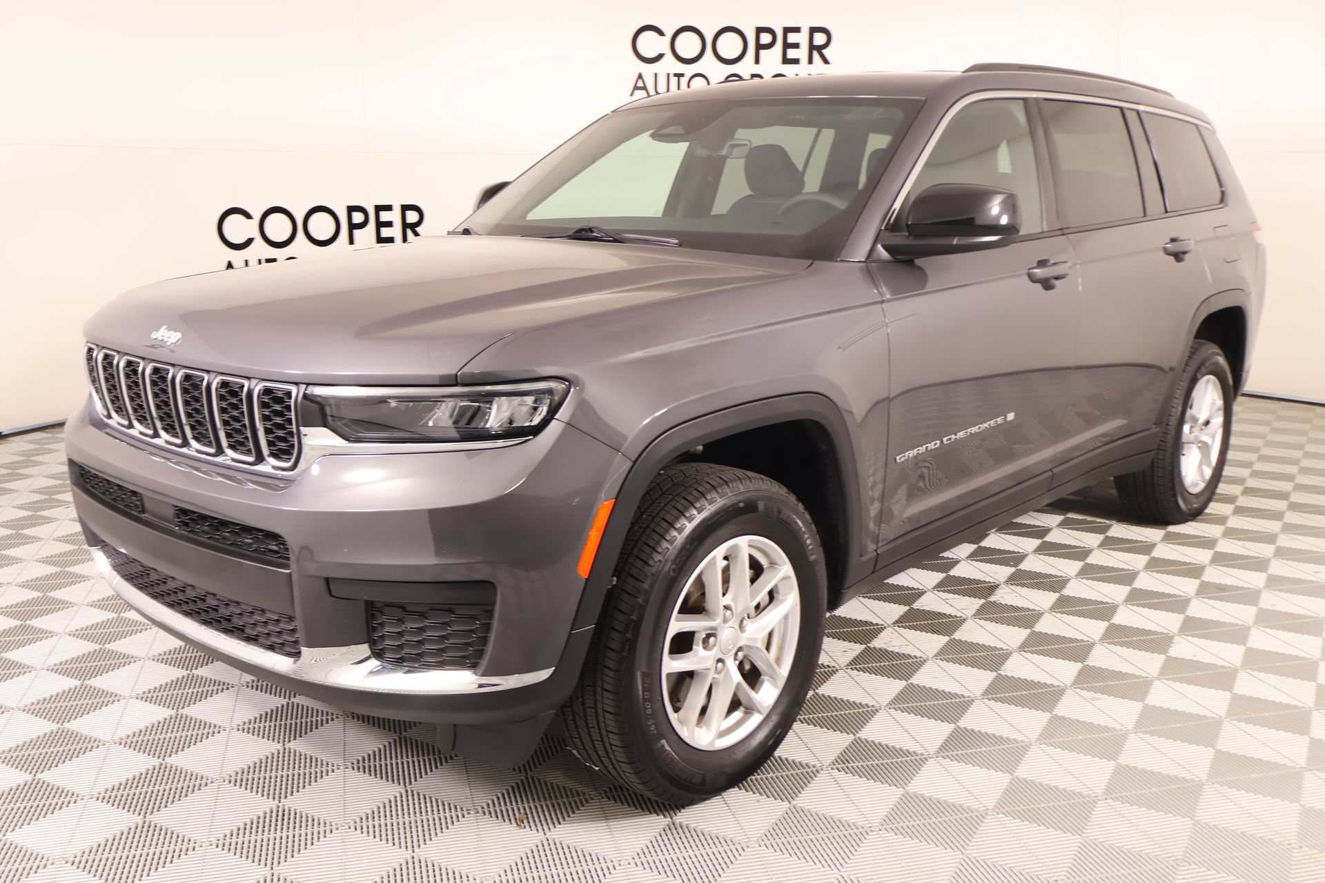 Used 2025 Jeep Grand Cherokee L Laredo AWD/4WD image 9