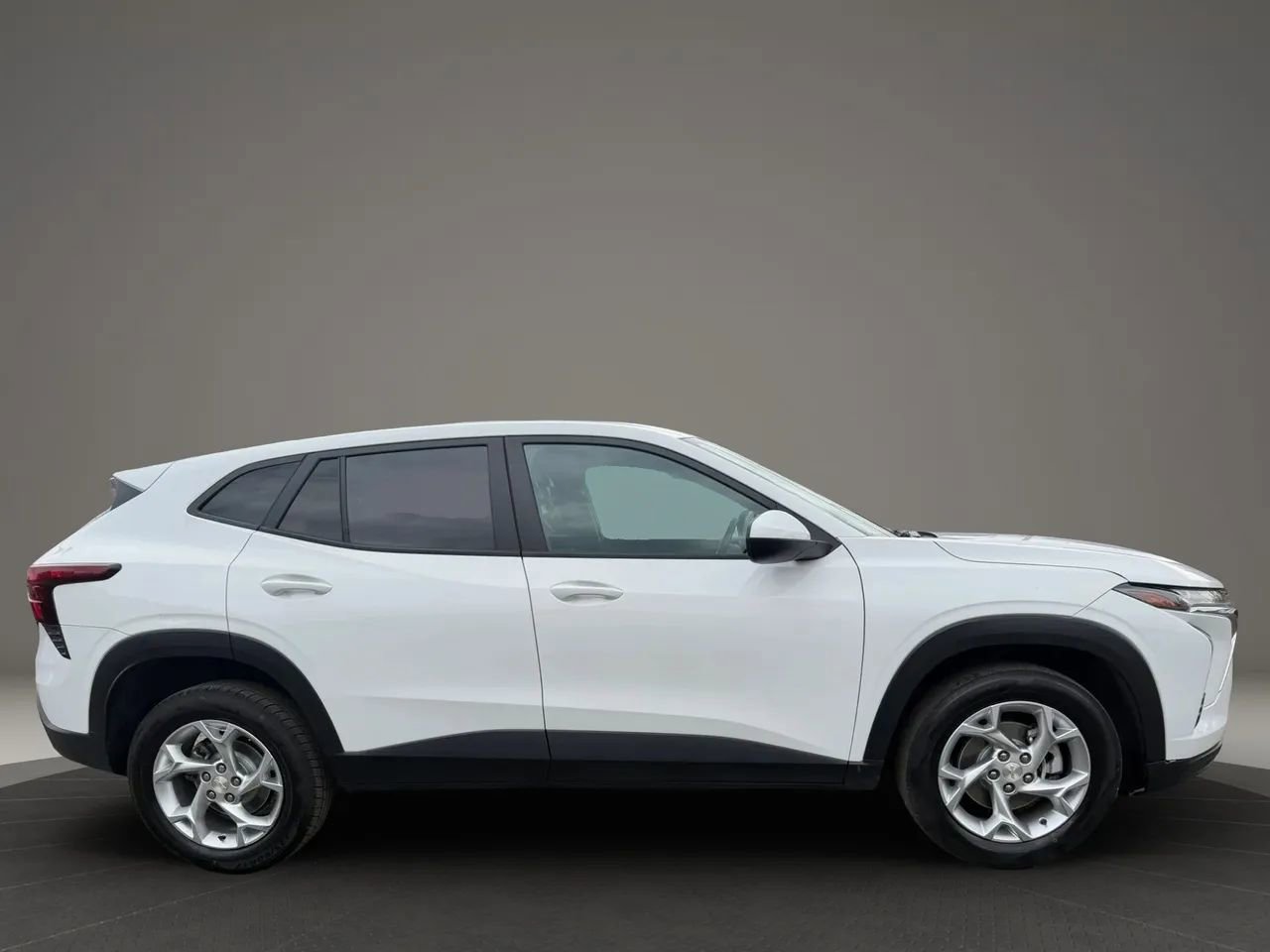 Used 2024 Chevrolet Trax LS w/ LS Convenience Package FWD image 4