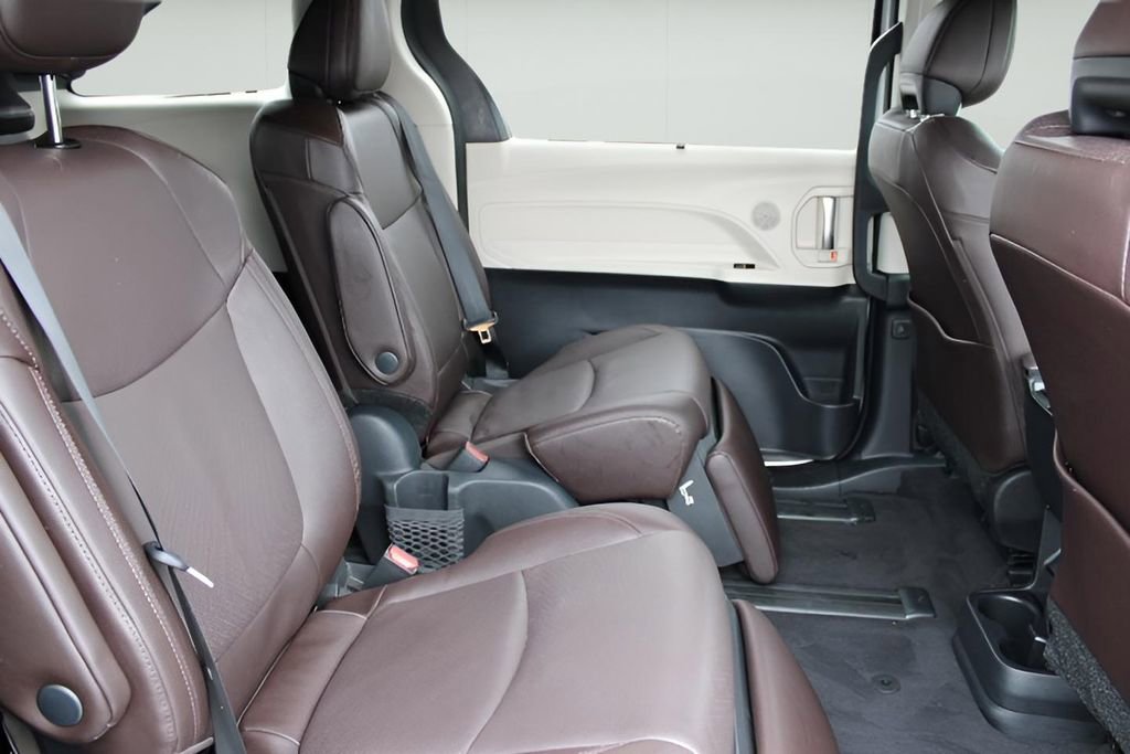 Certified 2024 Toyota Sienna Platinum image 22