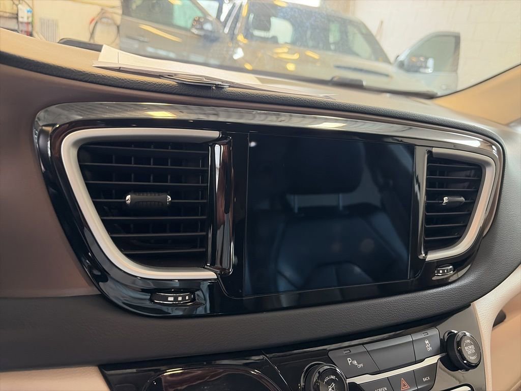 Used 2017 Chrysler Pacifica Touring-L image 37