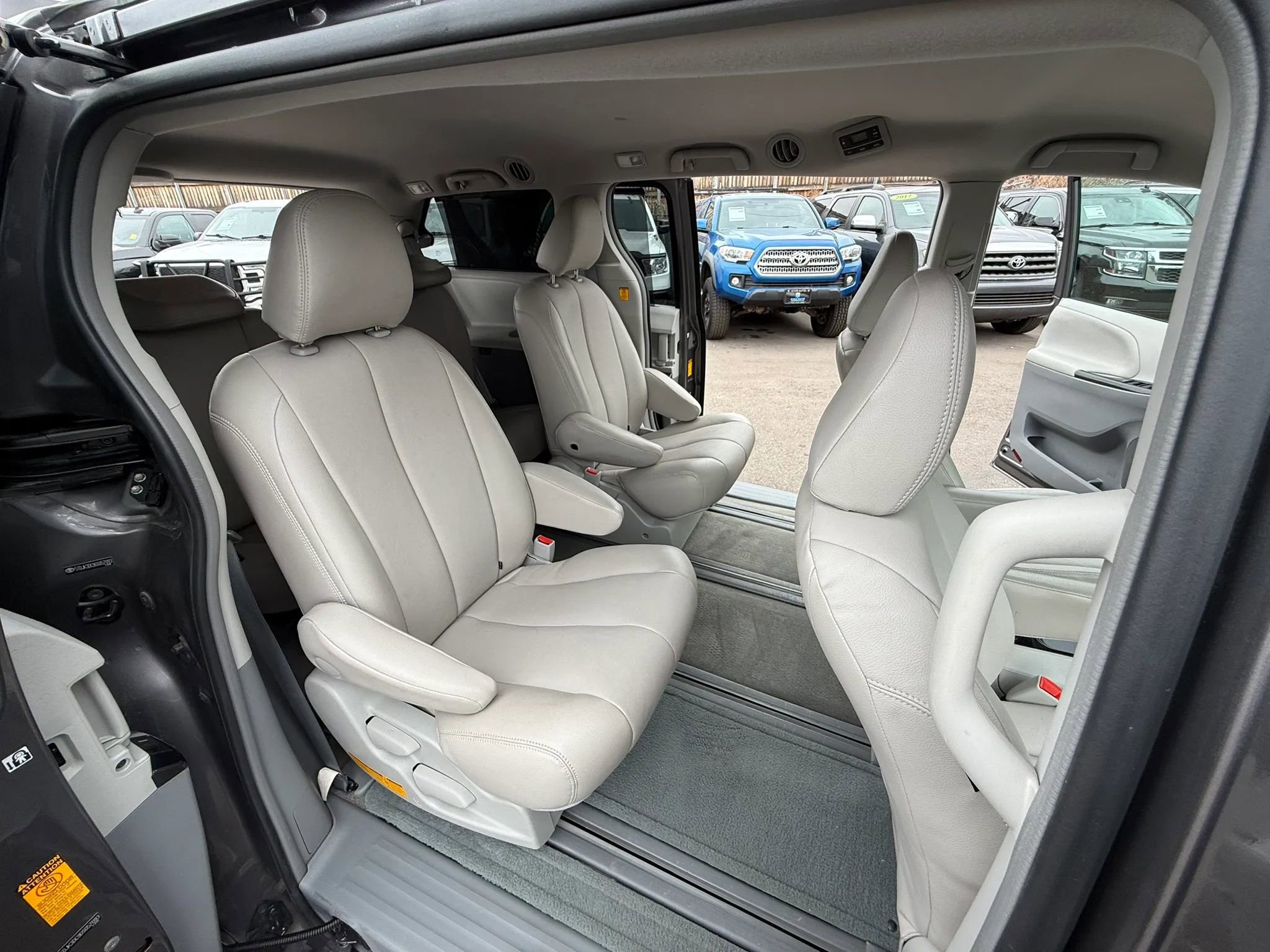 Used 2013 Toyota Sienna LE w/ Towing Pkg image 31