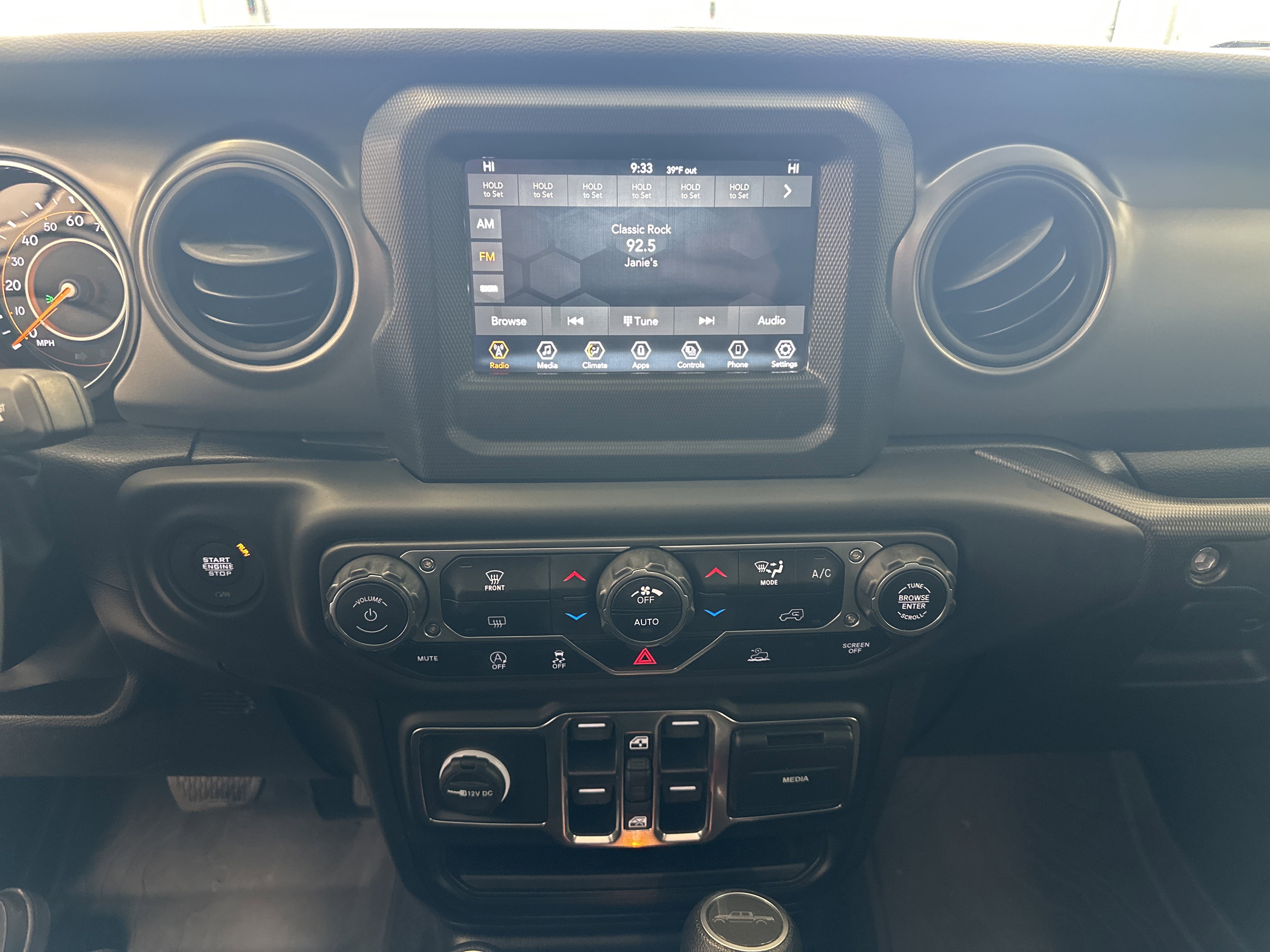 Used 2023 Jeep Gladiator Sport image 3