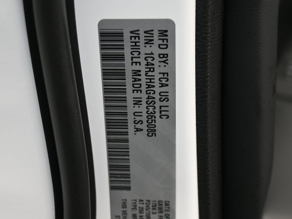 Used 2025 Jeep Grand Cherokee Laredo image 16