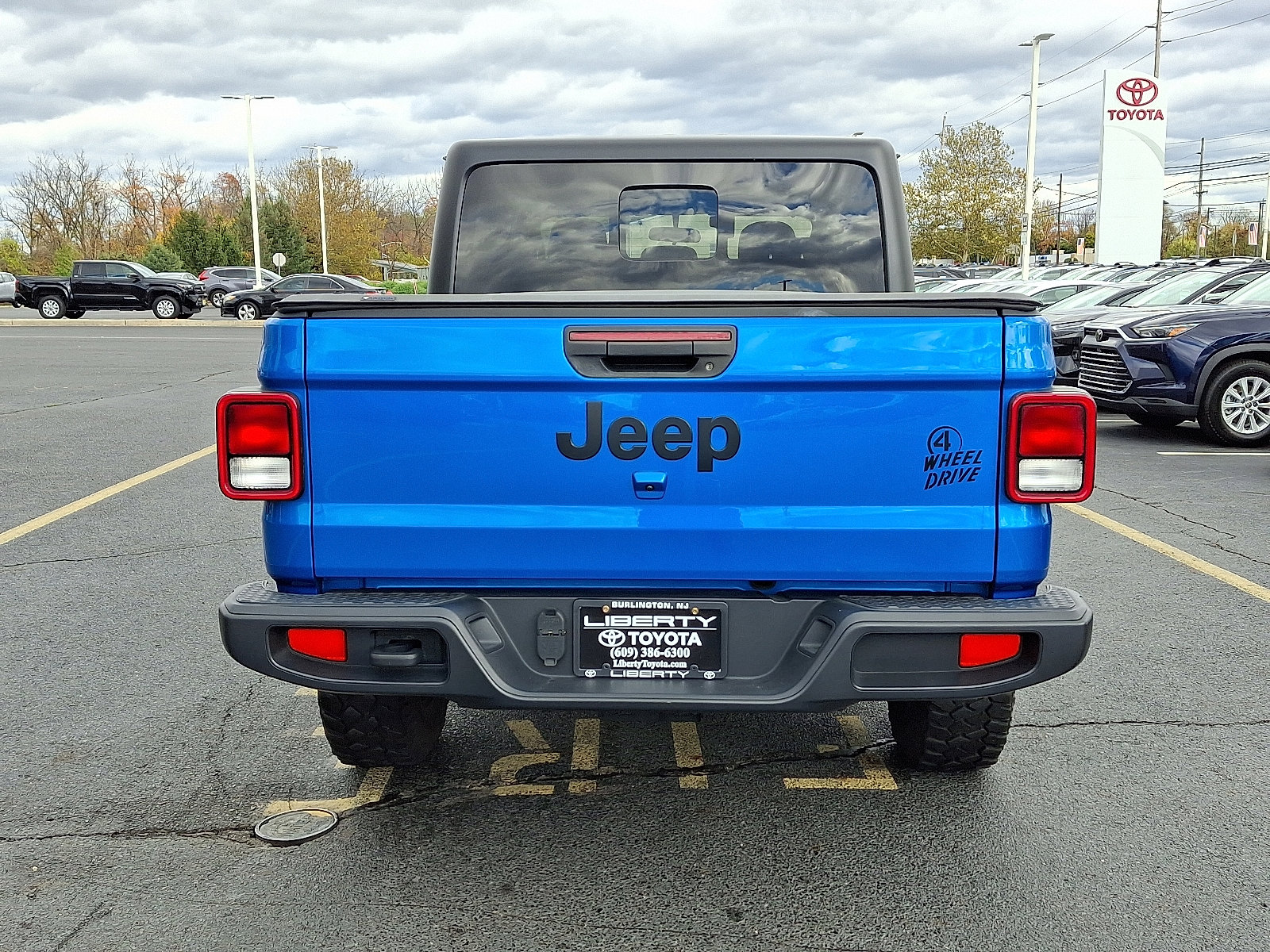 Used 2023 Jeep Gladiator Willys image 5