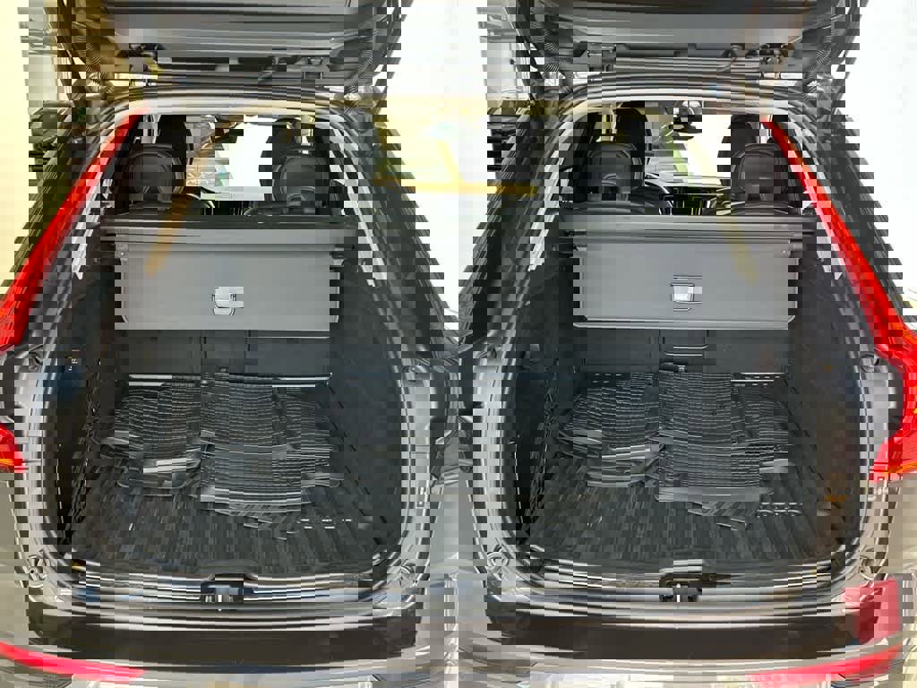 Used 2022 Volvo XC60 B6 Inscription image 18