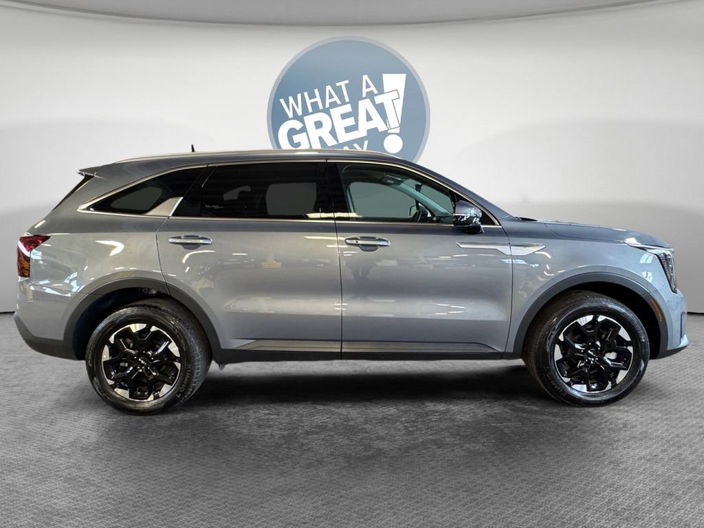 Certified 2025 Kia Sorento S image 2