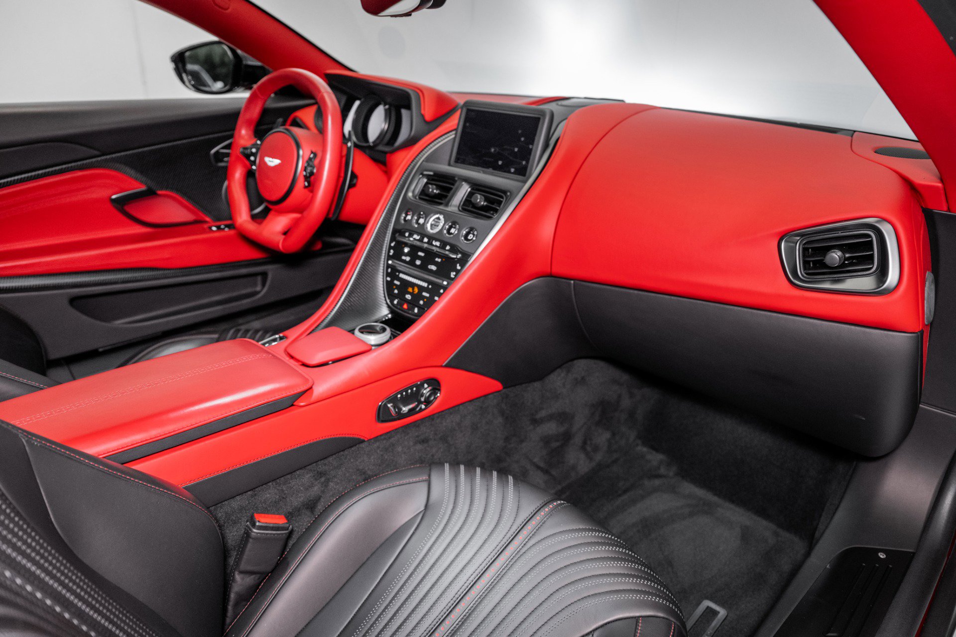 Used 2023 Aston Martin DB11 V8 Coupe image 16