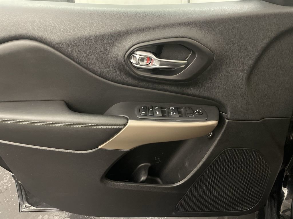 Used 2018 Jeep Cherokee Limited AWD/4WD image 16