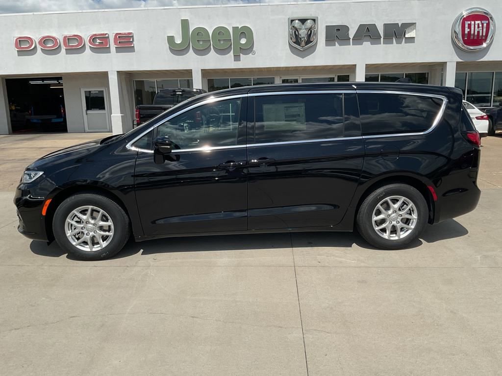 New 2026 Chrysler Pacifica Select image 3